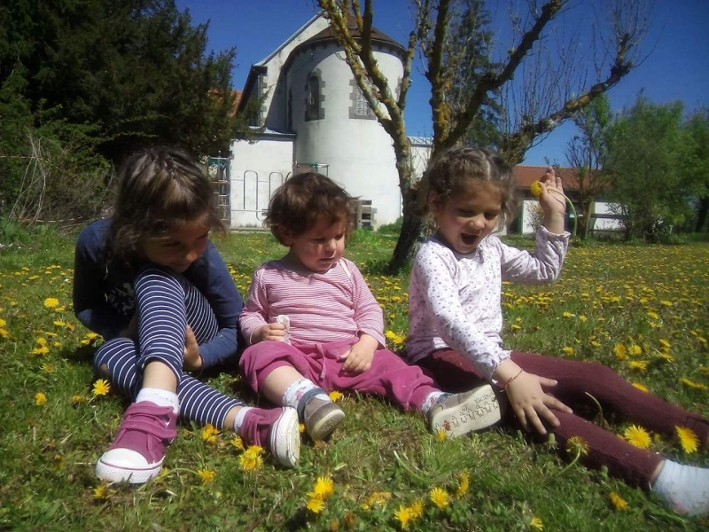 photo-enfants-avec-cada-en-arriere-plan
